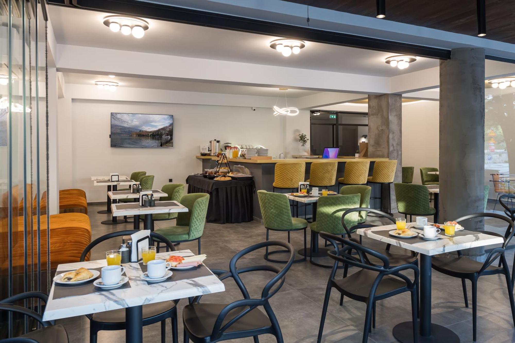 Centro Hotel Янина Екстериор снимка